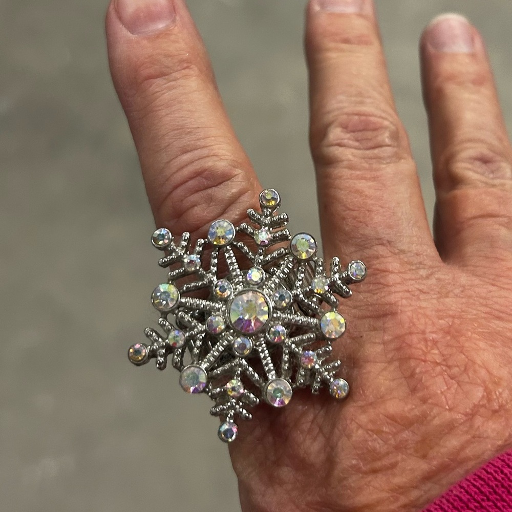 Snowflake ring with expanding ring